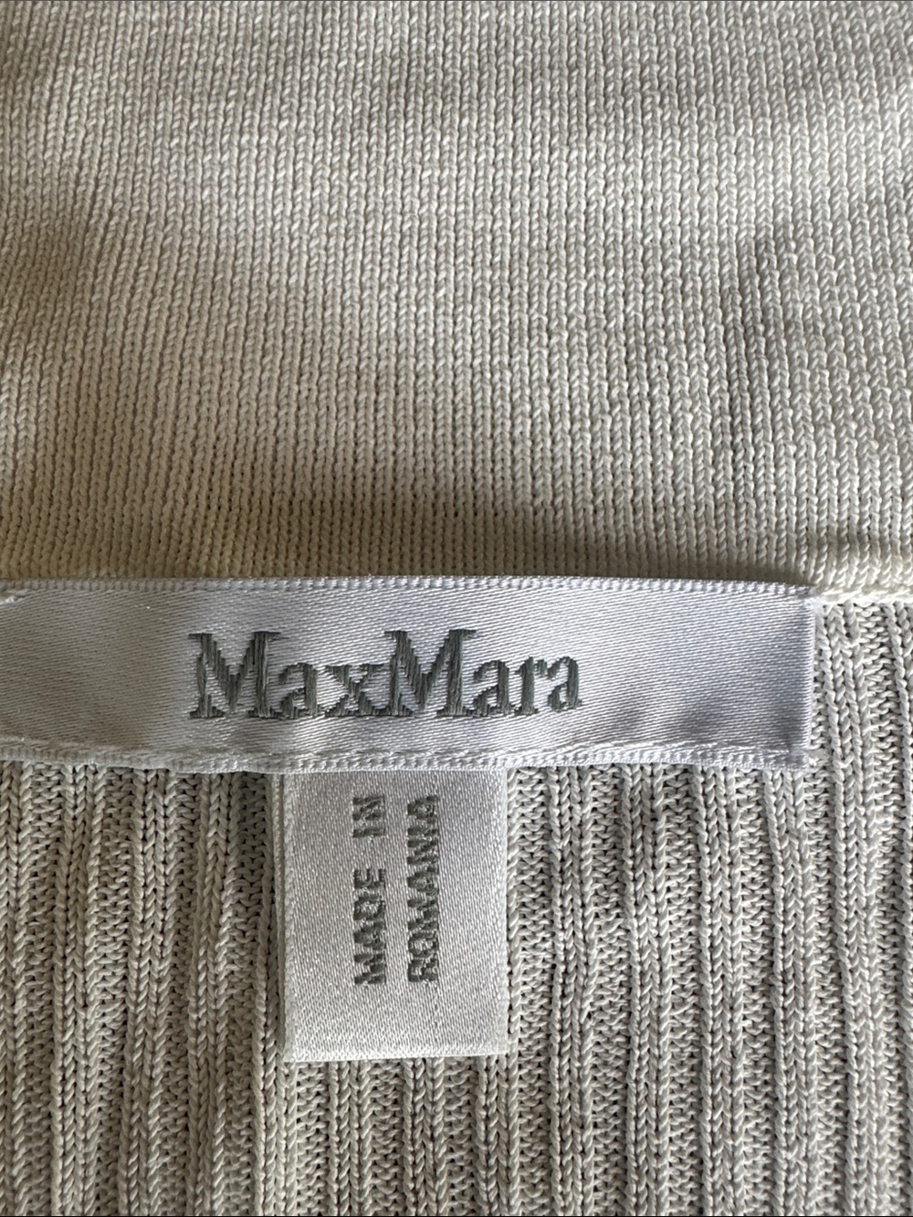 MaxMara Cream Ribbed V-Neck Long Sleeve Sweater with Navy Trim - Picture 5 of 5